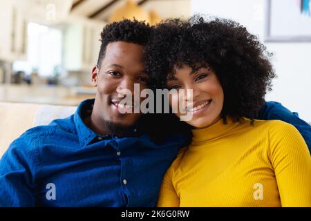 Portrait eines glücklichen afroamerikanischen Paares, das umarmt und lächelt Stockfoto