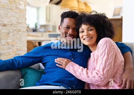 Portrait eines glücklichen afroamerikanischen Paares, das umarmt und lächelt Stockfoto