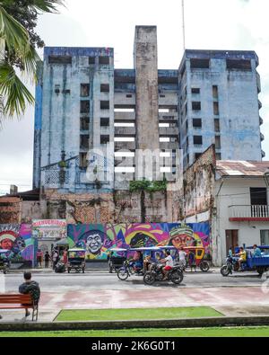 Iquitos, Peru - 27. Juni 2022: Verderbtes Gebäude mit Blick auf die Plaza de Armas in Iquitos, Peru Stockfoto