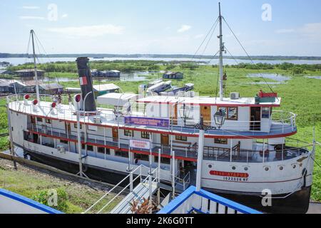 Iquitos, Peru - 27. Juni 2022: Die Ayapua, ein historisches Dampfboot aus der Zeit des Amazonas-Kautschukbooms Stockfoto