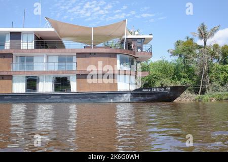 Iquitos, Peru - 27. Juni 2022: Eine Kreuzfahrt auf dem Amazonas in der Nähe des Hafens von Iquitos, Peru Stockfoto