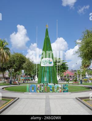 Iquitos, Peru - 27. Juni 2022: Schild, das Besucher in der Stadt Iquitos, Peru, im Amazonas begrüßt Stockfoto