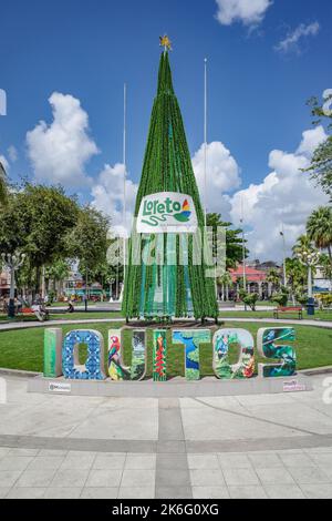 Iquitos, Peru - 27. Juni 2022: Schild, das Besucher in der Stadt Iquitos, Peru, im Amazonas begrüßt Stockfoto