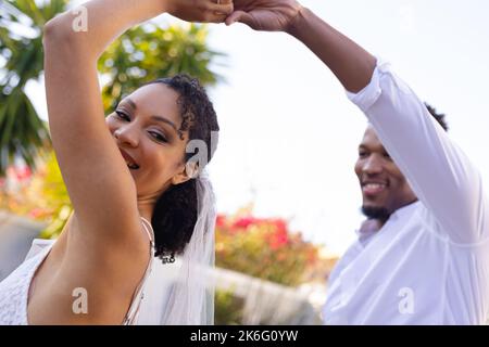 Glückliches afroamerikanisches Paar heiratet, tanzt am Hochzeitstag Stockfoto