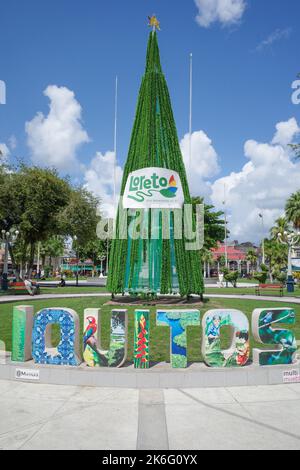 Iquitos, Peru - 27. Juni 2022: Schild, das Besucher in der Stadt Iquitos, Peru, im Amazonas begrüßt Stockfoto