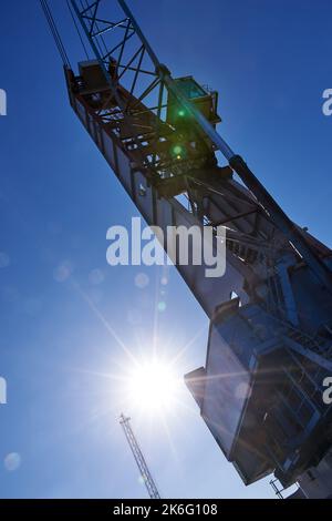 Große Krane im Ladebereich eines Hafens Stockfoto