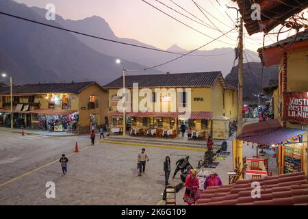 Ollantaytambo, Peru - 29. Juni 2022: Straßenszenen in der Inka-Stadt Ollantaytambo, Urubamba, Peru Stockfoto