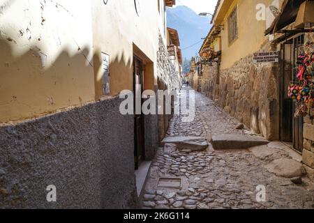 Ollantaytambo, Peru - 29. Juni 2022: Straßenszenen in der Inka-Stadt Ollantaytambo, Urubamba, Peru Stockfoto