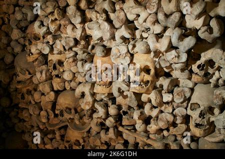 Schädel und Knochen im Beinhaus Stockfoto