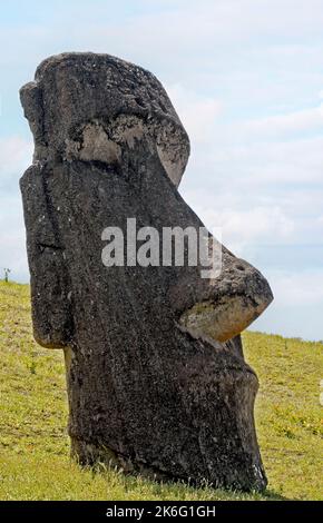 Einzelne Moai-Statuen in Rano Raraku auf der Osterinsel, Chile Stockfoto