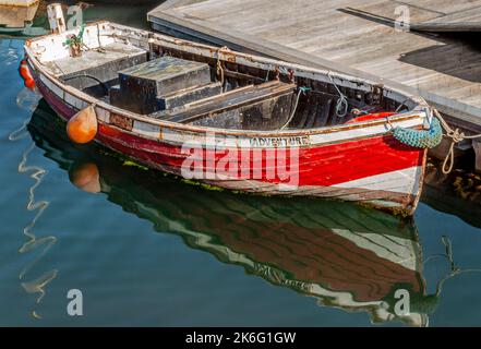Altes rotes Fischerboot namens „Adventure“ in Scarborough, North Yorkshire, England Stockfoto
