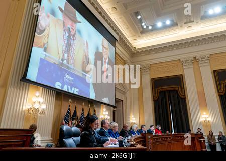 Washington, USA. 13. Oktober 2022. Ein Bild des Rechtsprofessors der Chapman University, John Eastman, und des ehemaligen Bürgermeisters von New York, Rudolph Giuliani, wird während des Auswahlkomitees des Repräsentantenhauses, das den Angriff auf die USA vom 6. Januar untersucht, angezeigt Capitol hält am Donnerstag, den 13. Oktober 2022, eine Anhörung auf dem Capitol Hill in Washington ab. (Foto von Andrew Harnik/Pool/Sipa USA) Quelle: SIPA USA/Alamy Live News Stockfoto