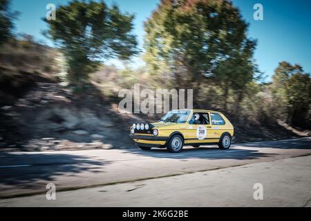 Novella, Korsika, Frankreich - 7.. Oktober 2022: Denis Bernard und Lucien Letocart treten bei der Tour de Corse Historiq 2022 in ihrem Volkswagen Golf GTI an Stockfoto