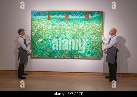 London, Großbritannien. 14. Oktober 2022 .DAVID HOCKNEY (B. 1937) Queen Anne's Lace in der Nähe von Kilham Öl auf Leinwand gemalt in 2010-2011 Schätzung: 8.000.000-12.000.000 Dollar. Preview at Christies from the Estate of the philathropist and Co-founder of Microsoft Paul G. Allen from Visionary I Billion Dollar philanthropic Sale of Masterpieces looking 500 years of Art history to be sold at auctionf in New York on 9 and 10 November. Kredit: amer ghazzal/Alamy Live Nachrichten. Stockfoto