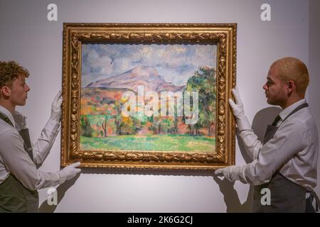 London, Großbritannien. 14. Oktober 2022 .PAUL CEZANNE (1839-1906) La montagne Sainte-Victoire, Öl auf Leinwand gemalt in 1888-1890. Schätzung auf Anfrage: Mehr als 120.000.000 US-Dollar.Preview at Christies bilden den Nachlass des Philathropisten und Mitbegründers von Microsoft Paul G. Allen von Visionary 1 Milliarde US-Dollar philanthropischer Verkauf von Meisterwerken aus 500 Jahren Kunstgeschichte, die am 9. Und 10. November bei Auctionf in New York verkauft werden. Kredit: amer ghazzal/Alamy Live Nachrichten. Stockfoto