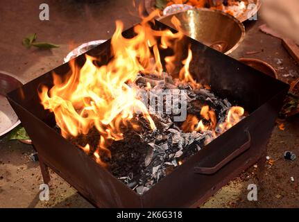 Havan Kund, ein Ritual des Opfers an den feuerkott Agni im Hinduismus, das während des Durga Puja Festivals in Indien durchgeführt wird Stockfoto
