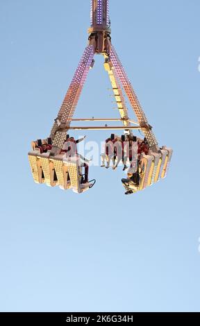 7.. Oktober 2022, Tewkesbury, Gloucestershire, England. Tewkesbury Mop Fair. Thrillseekers genießen eine Fahrt am ersten Tag der Tewkesbury Mop Fair. Die Tewkesbury Mop Fair findet seit 1199 statt und ist eine der größten und bekanntesten traditionellen Straßenmessen des Landes. Stockfoto