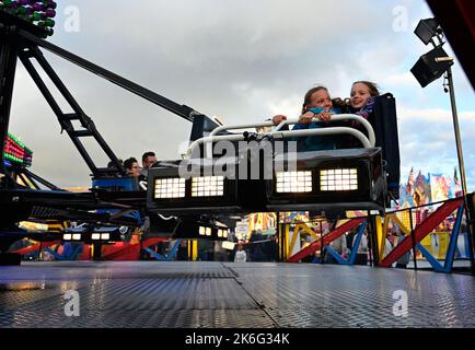 7.. Oktober 2022, Tewkesbury, Gloucestershire, England. Tewkesbury Mop Fair. Kinder genießen „The Sizzler“ am ersten Tag der Tewkesbury Mop Fair. Die Tewkesbury Mop Fair findet seit 1199 statt und ist eine der größten und bekanntesten traditionellen Straßenmessen des Landes. Stockfoto