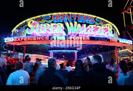 7.. Oktober 2022, Tewkesbury, Gloucestershire, England. Tewkesbury Mop Fair. Die Walzer am ersten Tag der Tewkesbury Mop Fair. Die Tewkesbury Mop Fair findet seit 1199 statt und ist eine der größten und bekanntesten traditionellen Straßenmessen des Landes. Stockfoto
