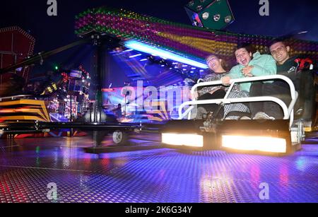 7.. Oktober 2022, Tewkesbury, Gloucestershire, England. Tewkesbury Mop Fair. Thrillseekers genießen „The Sizzler“ am ersten Tag der Tewkesbury Mop Fair. Die Tewkesbury Mop Fair findet seit 1199 statt und ist eine der größten und bekanntesten traditionellen Straßenmessen des Landes. Stockfoto