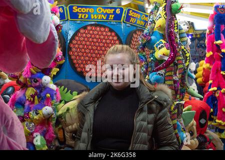 7.. Oktober 2022, Tewkesbury, Gloucestershire, England. Tewkesbury Mop Fair. Porträtaufnahme einer Stallarbeiterin am Eröffnungstag der tewkesbury-Messe. Die Tewkesbury Mop Fair findet seit 1199 statt und ist eine der größten und bekanntesten traditionellen Straßenmessen des Landes. Stockfoto