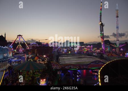 7.. Oktober 2022, Tewkesbury, Gloucestershire, England. Tewkesbury Mop Fair. Gesamtansicht von oben mit Blick auf den Tewkesbury Fair. Die Tewkesbury Mop Fair findet seit 1199 statt und ist eine der größten und bekanntesten traditionellen Straßenmessen des Landes. Stockfoto