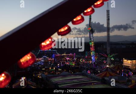 7.. Oktober 2022, Tewkesbury, Gloucestershire, England. Tewkesbury Mop Fair. Gesamtansicht von oben mit Blick auf den Tewkesbury Fair. Die Tewkesbury Mop Fair findet seit 1199 statt und ist eine der größten und bekanntesten traditionellen Straßenmessen des Landes. Stockfoto