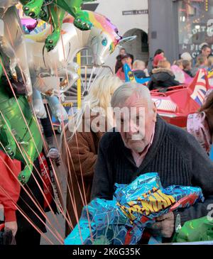 7.. Oktober 2022, Tewkesbury, Gloucestershire, England. Tewkesbury Mop Fair. Luftballons werden gesprengt und Stände werden aufgestellt, während sich die Massen auf der Messe versammeln. Die Tewkesbury Mop Fair findet seit 1199 statt und ist eine der größten und bekanntesten traditionellen Straßenmessen des Landes. Stockfoto