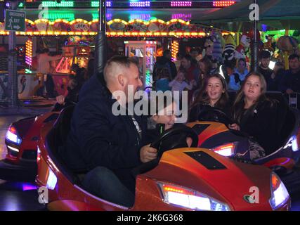 7.. Oktober 2022, Tewkesbury, Gloucestershire, England. Tewkesbury Mop Fair. Eine Action-Aufnahme von Menschen auf der Autofahrt auf der Tewkesbury Mop Fair. Die Tewkesbury Mop Fair findet seit 1199 statt und ist eine der größten und bekanntesten traditionellen Straßenmessen des Landes. Stockfoto