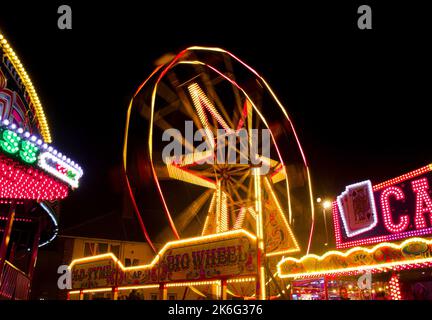 7.. Oktober 2022, Tewkesbury, Gloucestershire, England. Tewkesbury Mop Fair. Eine langsame Shutter-Aufnahme des Riesenrads. Die Tewkesbury Mop Fair findet seit 1199 statt und ist eine der größten und bekanntesten traditionellen Straßenmessen des Landes. Stockfoto