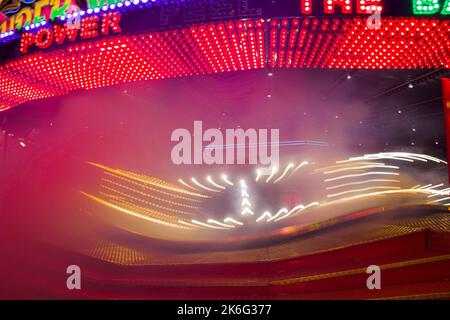 7.. Oktober 2022, Tewkesbury, Gloucestershire, England. Tewkesbury Mop Fair. Die Waltzer fahren mit niedriger Verschlusszeit auf der Tewkesbury Mop Fair. Die Tewkesbury Mop Fair findet seit 1199 statt und ist eine der größten und bekanntesten traditionellen Straßenmessen des Landes. Stockfoto