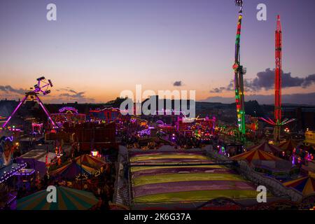 7.. Oktober 2022, Tewkesbury, Gloucestershire, England. Tewkesbury Mop Fair. Eine allgemeine Ansicht (GV) der Tewkesbury Mop Fair. Die Tewkesbury Mop Fair findet seit 1199 statt und ist eine der größten und bekanntesten traditionellen Straßenmessen des Landes. Stockfoto