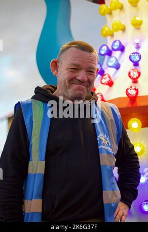 7.. Oktober 2022, Tewkesbury, Gloucestershire, England. Tewkesbury Mop Fair. Fair Ground Worker glücklich und genießen die Tewkesbury Mop Fair. Die Tewkesbury Mop Fair findet seit 1199 statt und ist eine der größten und bekanntesten traditionellen Straßenmessen des Landes. Stockfoto