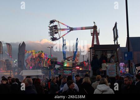 7.. Oktober 2022, Tewkesbury, Gloucestershire, England. Tewkesbury Mop Fair. Allgemeiner Blick auf die Tewkesbury Mop Fair. Die Tewkesbury Mop Fair findet seit 1199 statt und ist eine der größten und bekanntesten traditionellen Straßenmessen des Landes. Stockfoto