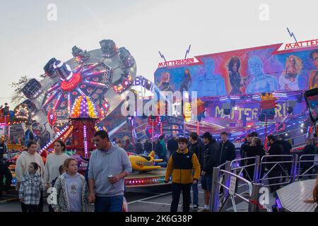 7.. Oktober 2022, Tewkesbury, Gloucestershire, England. Tewkesbury Mop Fair. Allgemeiner Blick auf die Tewkesbury Mop Fair. Die Tewkesbury Mop Fair findet seit 1199 statt und ist eine der größten und bekanntesten traditionellen Straßenmessen des Landes. Stockfoto