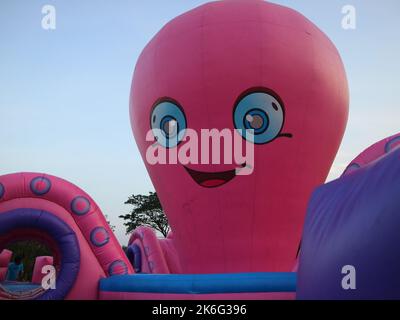 Riesige aufblasbare Sprungballons in verschiedenen Formen für Kinder zum Spielen. (Surabaya, Indonesien, 03. November 2018) Stockfoto