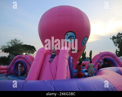 Riesige aufblasbare Sprungballons in verschiedenen Formen für Kinder zum Spielen. (Surabaya, Indonesien, 03. November 2018) Stockfoto