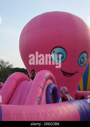 Riesige aufblasbare Sprungballons in verschiedenen Formen für Kinder zum Spielen. (Surabaya, Indonesien, 03. November 2018) Stockfoto