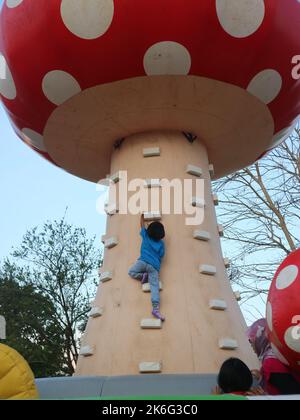 Riesige aufblasbare Sprungballons in verschiedenen Formen für Kinder zum Spielen. (Surabaya, Indonesien, 03. November 2018) Stockfoto