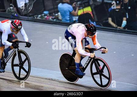 SAINT-QUENTIN-EN-YVELINES, FRANKREICH - 13. OKTOBER: Harrie Lavreysen aus den Niederlanden und Kohei Terasaki aus Japan im Einsatz beim Viertelfinale der Männer Keirin während des Tages 2 der Weltmeisterschaft 112. am 13. Oktober 2022 in Saint-Quentin-en-Yvelines, Frankreich. (Foto von Baptiste Fernandez/Icon Sport) Stockfoto