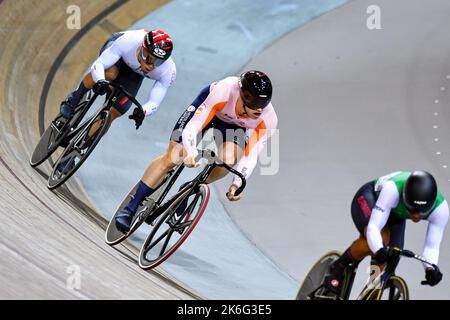 SAINT-QUENTIN-EN-YVELINES, FRANKREICH - 13. OKTOBER: Harrie Lavreysen aus den Niederlanden und Kohei Terasaki aus Japan im Einsatz beim Viertelfinale der Männer Keirin während des Tages 2 der Weltmeisterschaft 112. am 13. Oktober 2022 in Saint-Quentin-en-Yvelines, Frankreich. (Foto von Baptiste Fernandez/Icon Sport) Stockfoto