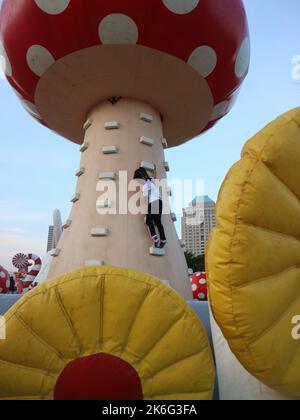 Riesige aufblasbare Sprungballons in verschiedenen Formen für Kinder zum Spielen. (Surabaya, Indonesien, 03. November 2018) Stockfoto