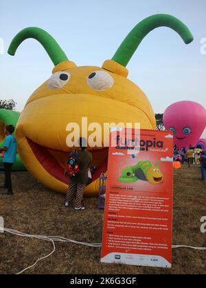 Riesige aufblasbare Sprungballons in verschiedenen Formen für Kinder zum Spielen. (Surabaya, Indonesien, 03. November 2018) Stockfoto