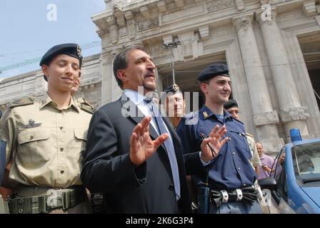 Ignazio La Russa, Mitglied der rechtsextremen Partei Fratelli D'Italia, zum Präsidenten des Senats der Italienischen Republik gewählt, wobei die Soldaten den Mailänder Hauptbahnhof bewachen Stockfoto
