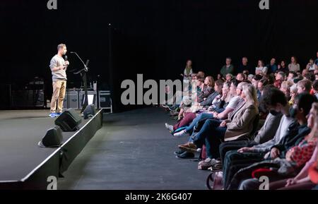 Dr. Rohin Francis untersucht in seinem Vortrag mit dem Titel „The Human Body: Design Disaster“ auf der New Scientist Live 2022 einige der unzähligen Möglichkeiten, wie unser Design nichts Intelligentes bietet Stockfoto