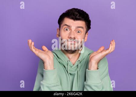 Nahaufnahme Foto von jungen genorgt gleichgültig lustigen Kerl zucken Schultern nicht wissen, wo sein Geld vergessen zu Hause isoliert auf lila Hintergrund Stockfoto