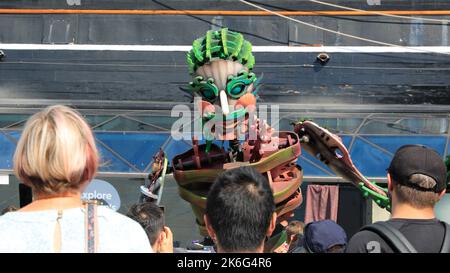 Out of the Deep Blue mit der Puppe ' EKO the Sea Giant' treten beim Greenwich and Docklands International Festival in London auf Stockfoto