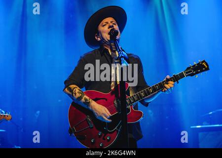 Bern, Schweiz. 13. Oktober 2022. Die britisch-kanadische Sängerin, Songwriterin und Musikerin Kiefer Sutherland spielt ein Live-Konzert im Bierhübeli in Bern. Kiefer Sutherland ist in der Fox-Drama-Serie 24 auch als Jack Bauer bekannt. (Foto: Gonzales Photo/Alamy Live News Stockfoto