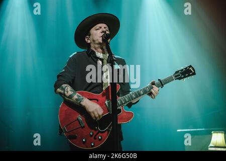 Bern, Schweiz. 13. Oktober 2022. Die britisch-kanadische Sängerin, Songwriterin und Musikerin Kiefer Sutherland spielt ein Live-Konzert im Bierhübeli in Bern. Kiefer Sutherland ist in der Fox-Drama-Serie 24 auch als Jack Bauer bekannt. (Foto: Gonzales Photo/Alamy Live News Stockfoto