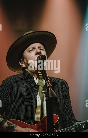 Bern, Schweiz. 13. Oktober 2022. Die britisch-kanadische Sängerin, Songwriterin und Musikerin Kiefer Sutherland spielt ein Live-Konzert im Bierhübeli in Bern. Kiefer Sutherland ist in der Fox-Drama-Serie 24 auch als Jack Bauer bekannt. (Foto: Gonzales Photo/Alamy Live News Stockfoto